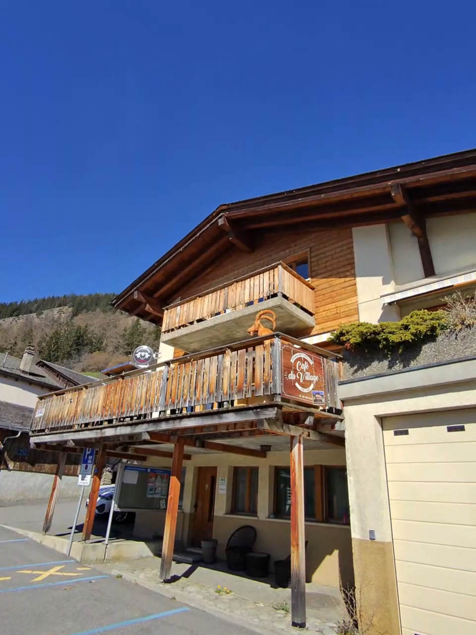 Extérieur du restaurant dans le village alpin